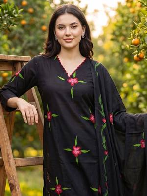 Women Floral Embroidered Regular Thread Work  Cotton Kurta with Trousers & With Dupatta 3