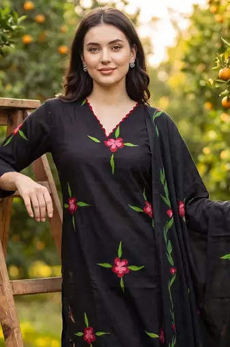 Women Floral Embroidered Regular Thread Work  Cotton Kurta with Trousers & With Dupatta