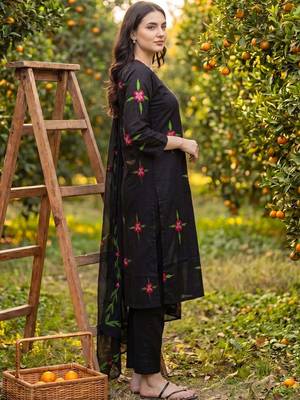 Women Floral Embroidered Regular Thread Work  Cotton Kurta with Trousers & With Dupatta 4