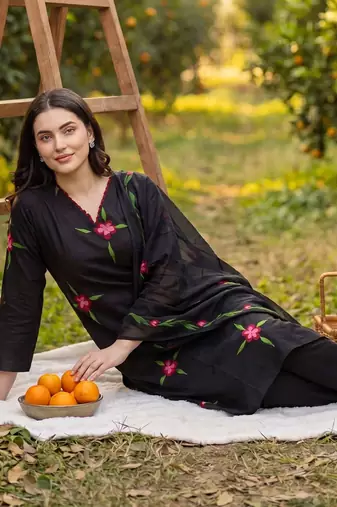 Women Floral Embroidered Regular Thread Work  Cotton Kurta with Trousers & With Dupatta