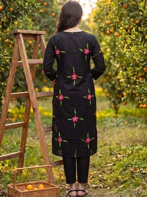 Women Floral Embroidered Regular Thread Work  Cotton Kurta with Trousers & With Dupatta 6
