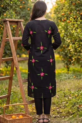 Women Floral Embroidered Regular Thread Work  Cotton Kurta with Trousers & With Dupatta