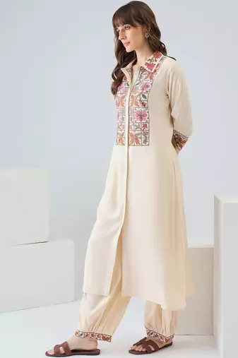 Women Floral Embroidered Regular Thread Work Kurta with Patiala