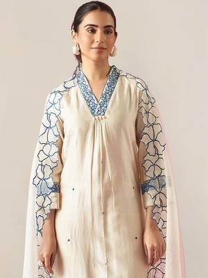 Women Floral Embroidered Regular Thread Work Kurta with Trousers & With Dupatta 1