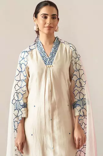 Women Floral Embroidered Regular Thread Work Kurta with Trousers & With Dupatta