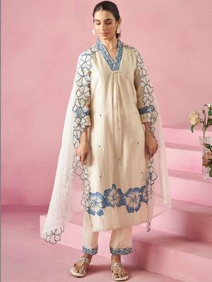 Women Floral Embroidered Regular Thread Work Kurta with Trousers & With Dupatta 3