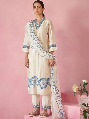 Women Floral Embroidered Regular Thread Work Kurta with Trousers & With Dupatta 4