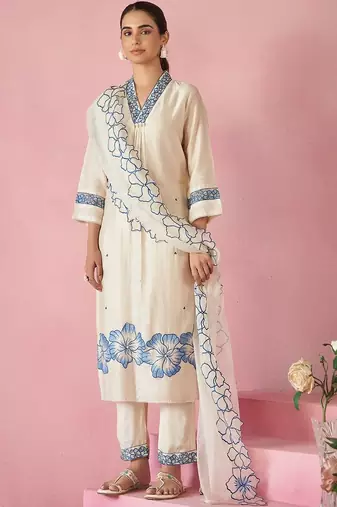 Women Floral Embroidered Regular Thread Work Kurta with Trousers & With Dupatta