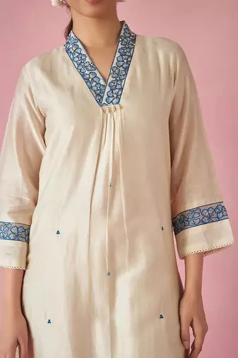 Women Floral Embroidered Regular Thread Work Kurta with Trousers & With Dupatta