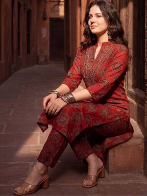 Women Ethnic Motifs Printed Regular  Cotton Kurta with Trousers 1