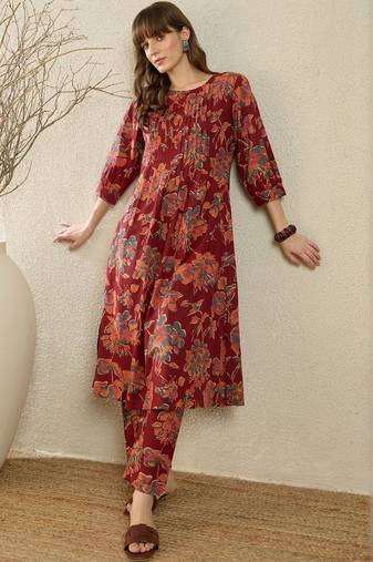 Women Floral Printed Pleated Cotton Kurta with Trousers