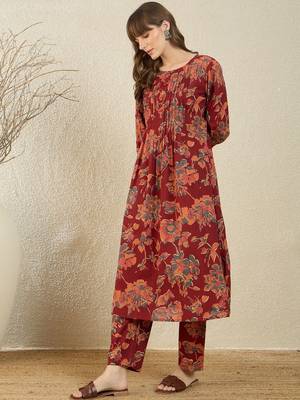 Women Floral Printed Pleated  Cotton Kurta with Trousers 3