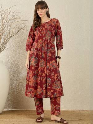 Women Floral Printed Pleated  Cotton Kurta with Trousers 5