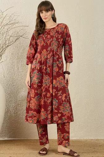 Women Floral Printed Pleated Pure Cotton Kurta with Trousers