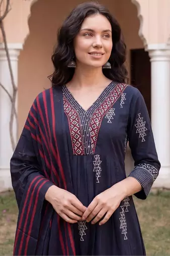 Women Printed Panelled Thread Work Pure Cotton Kurta with Trousers & With Dupatta