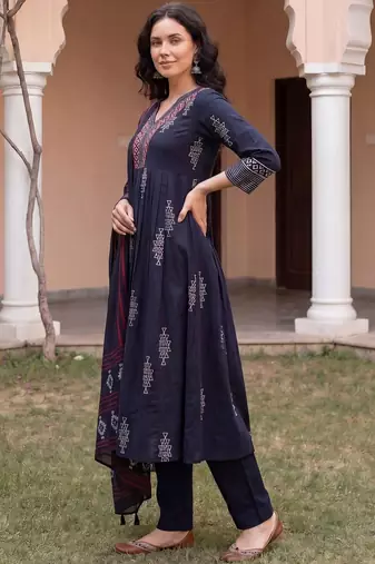 Women Printed Panelled Thread Work Pure Cotton Kurta with Trousers & With Dupatta