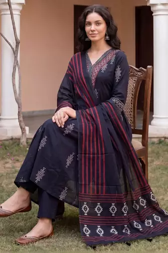 Women Printed Panelled Thread Work Pure Cotton Kurta with Trousers & With Dupatta