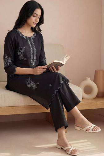 Women Ethnic Motifs Embroidered Thread Work Cotton Kurta with Trousers