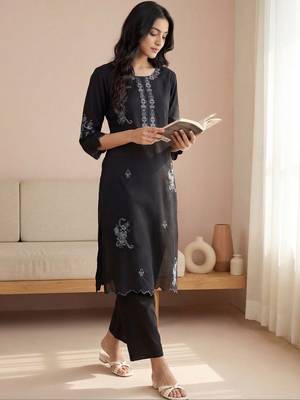 Women Ethnic Motifs Embroidered Regular Thread Work  Cotton Kurta with Trousers 4