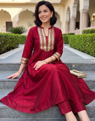 Women Ethnic Motifs Embroidered Empire Thread Work Liva Kurta with Trousers 1