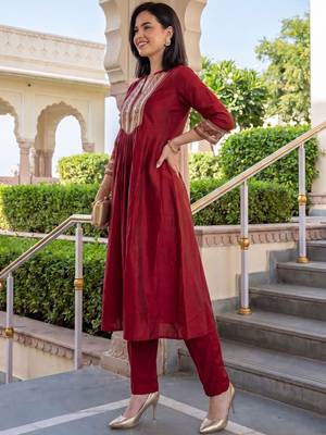Women Ethnic Motifs Embroidered Empire Thread Work Liva Kurta with Trousers 2