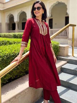 Women Ethnic Motifs Embroidered Empire Thread Work Liva Kurta with Trousers 4