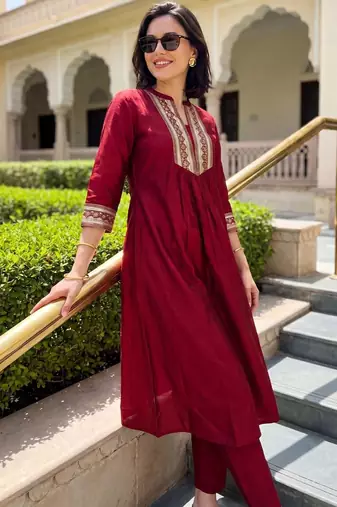 Women Ethnic Motifs Embroidered Empire Thread Work Liva Kurta with Trousers