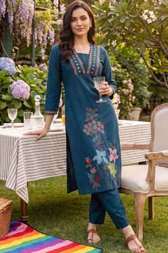 Women Floral Embroidered Thread Work Cotton Kurta with Trousers