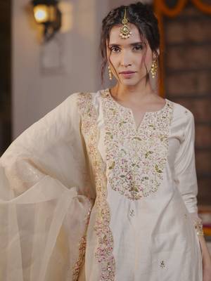 Floral Embroidered Liva Kurta with Trousers & Dupatta 3