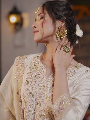 Floral Embroidered Liva Kurta with Trousers & Dupatta 5