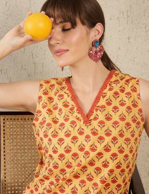 Ethnic Motifs Printed V-Neck Straight  Cotton Kurta With Trousers 1