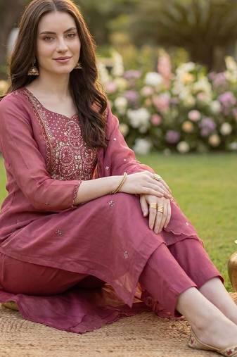 Women Floral Embroidered Regular Thread Work Kurta with Trousers & With Dupatta