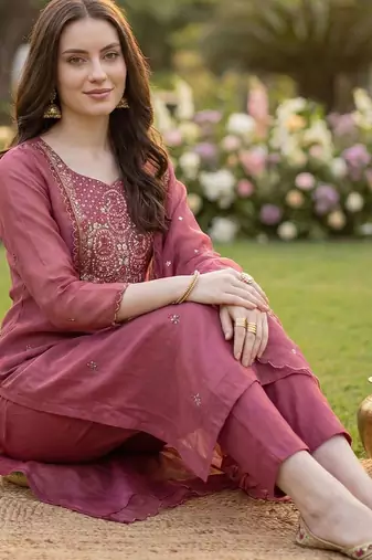 Women Floral Embroidered Regular Thread Work Kurta with Trousers & With Dupatta