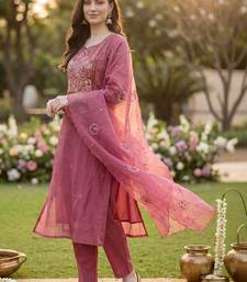 Women Floral Embroidered Thread Work Kurta with Trousers & With Dupatta