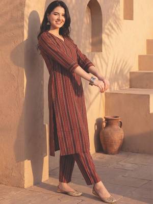 Women Printed Regular Pure Cotton Kurta with Trousers 1