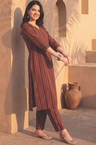 Women Printed Cotton Kurta with Trousers
