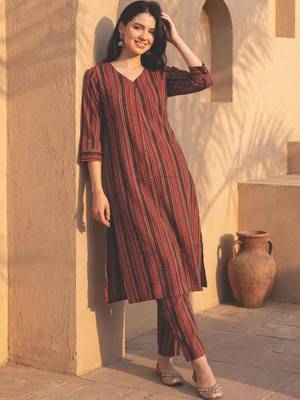 Women Printed Regular Pure Cotton Kurta with Trousers 6