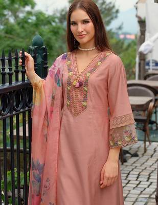 Women Floral Embroidered Regular Thread Work Kurta with Trousers & With Dupatta 1