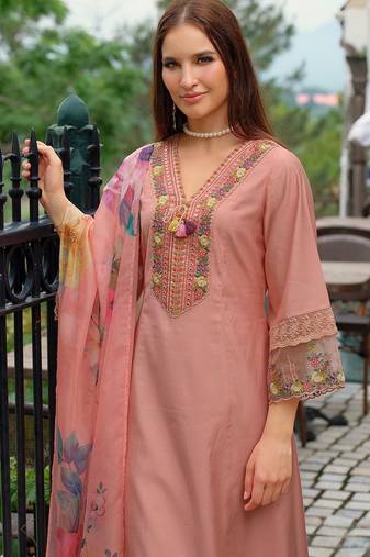 Women Floral Embroidered Thread Work Kurta with Trousers & With Dupatta