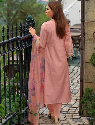 Women Floral Embroidered Regular Thread Work Kurta with Trousers & With Dupatta 5