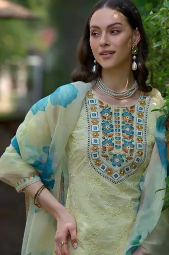 Women Floral Embroidered Regular Thread Work Pure Cotton Kurta with Trousers & With Dupatta