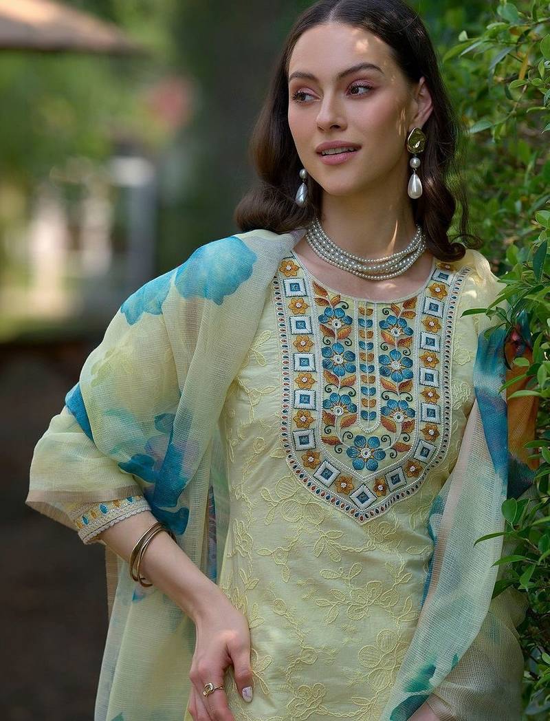 Women Floral Embroidered Regular Thread Work  Cotton Kurta with Trousers & With Dupatta