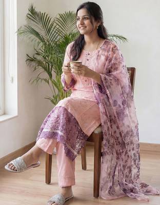 Women Floral Embroidered Regular Thread Work Kurta with Trousers & With Dupatta 1