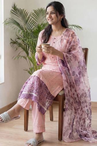 Women Floral Embroidered Thread Work Kurta with Trousers & With Dupatta