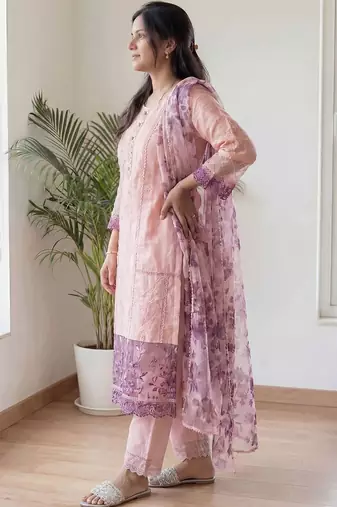 Women Floral Embroidered Regular Thread Work Kurta with Trousers & With Dupatta
