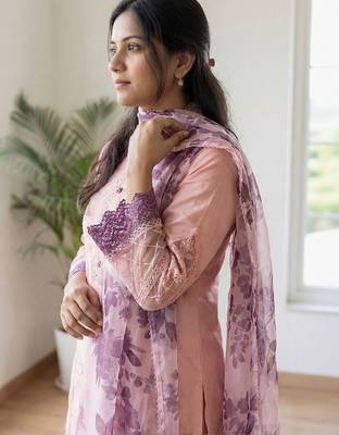 Women Floral Embroidered Regular Thread Work Kurta with Trousers & With Dupatta 3