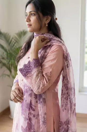 Women Floral Embroidered Regular Thread Work Kurta with Trousers & With Dupatta