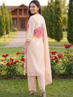 Women Floral Printed Regular Linen Kurta with Trousers & With Dupatta 3
