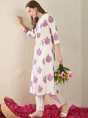 Women Floral Printed Pleated  Cotton Kurta with Trousers 1