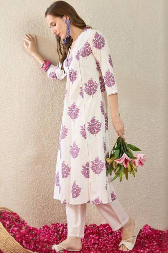 Women Floral Printed Pleated Cotton Kurta with Trousers